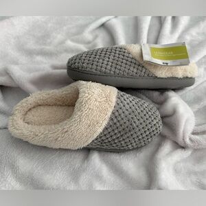 NWT UltraIdeas Cozy Gray and Cream Slippers